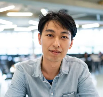 取材を受ける男性