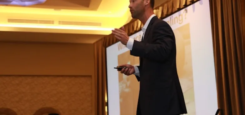 講演をする男性