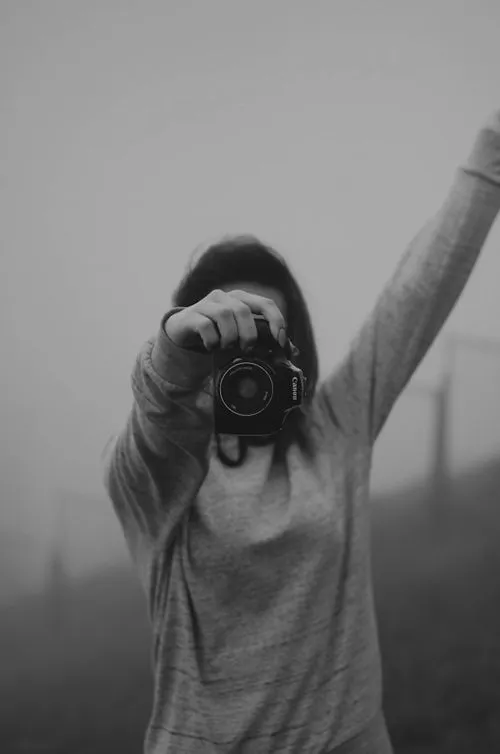 カメラを構える女性