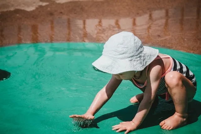 水遊びをする子供