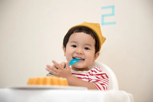 おやつを食べる子供