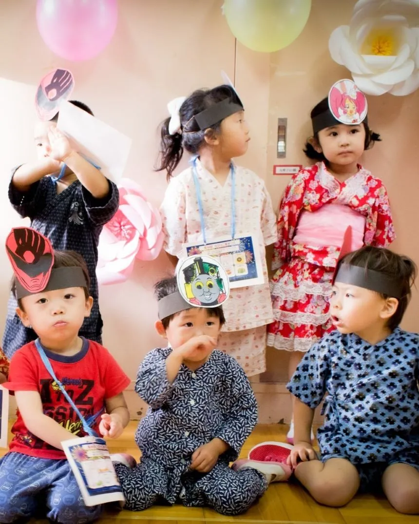 お面をつける子供たち