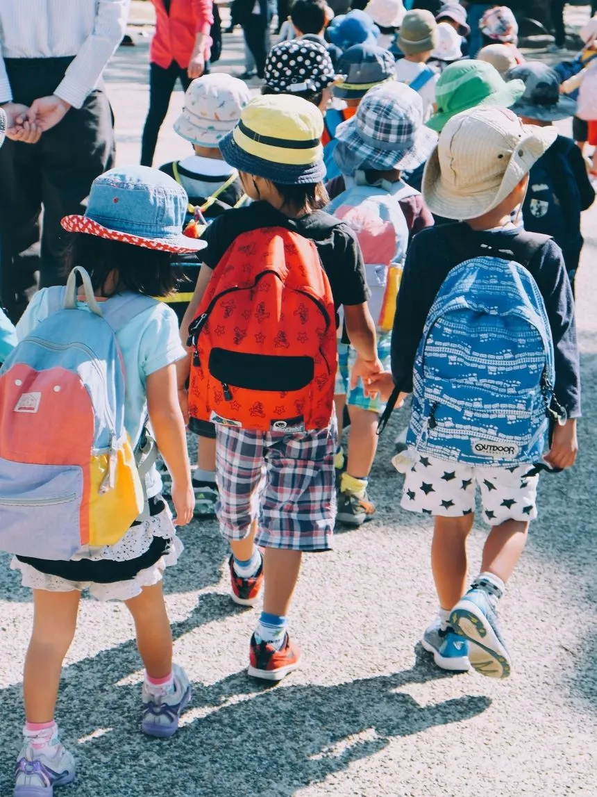 登園する子供たち