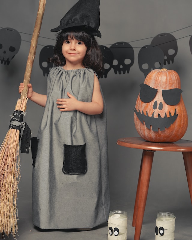 ハロウィンの仮想をした小さな女の子